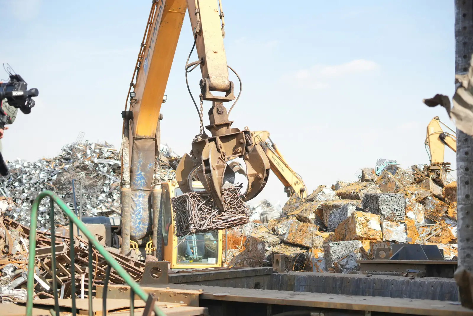 Toplu ve karışık metal hurdanın yüklendiği saha